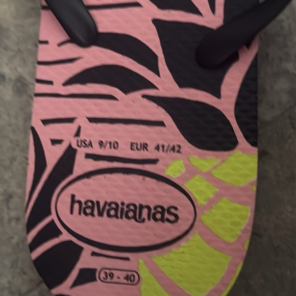 NWOT Havaianas Pink and Black Pineapple Flip Flops size 9/10 - Picture 3 of 3